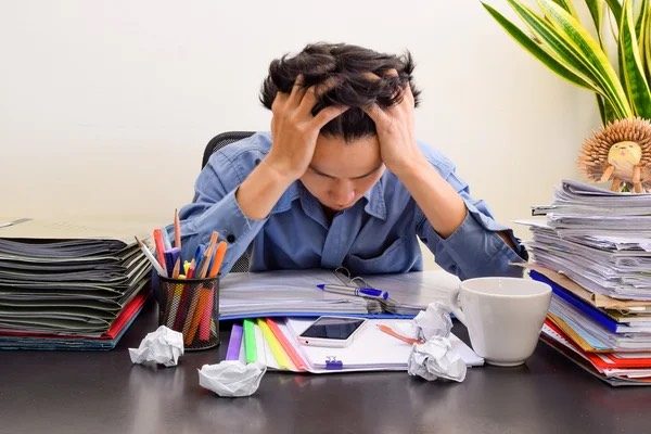 Étudiant submergé par la charge de travail